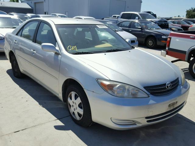 JTDBE32K220131332 - 2002 TOYOTA CAMRY LE SILVER photo 1