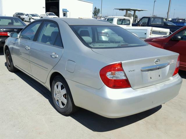 JTDBE32K220131332 - 2002 TOYOTA CAMRY LE SILVER photo 3