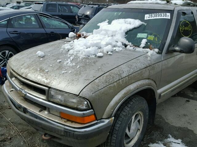 1GNDT13W3W2176415 - 1998 CHEVROLET BLAZER GRAY photo 2