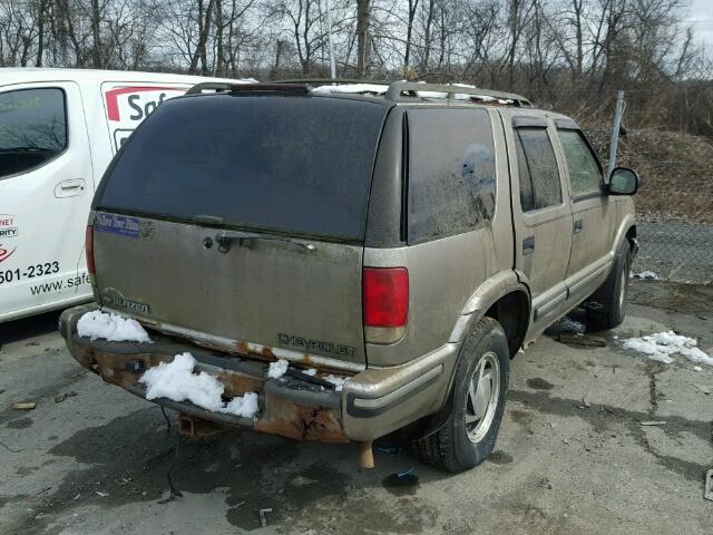 1GNDT13W3W2176415 - 1998 CHEVROLET BLAZER GRAY photo 4