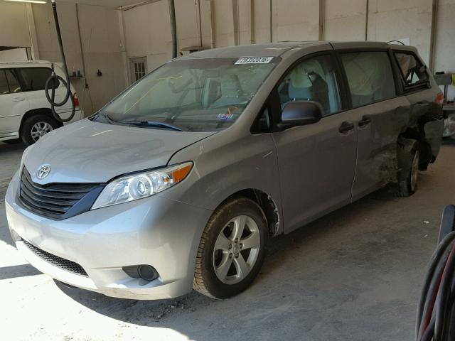 5TDZK3DC2DS385555 - 2013 TOYOTA SIENNA BAS GRAY photo 2