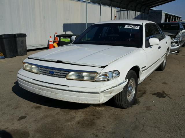 2FALP74W2RX163205 - 1994 FORD CROWN VICT WHITE photo 2