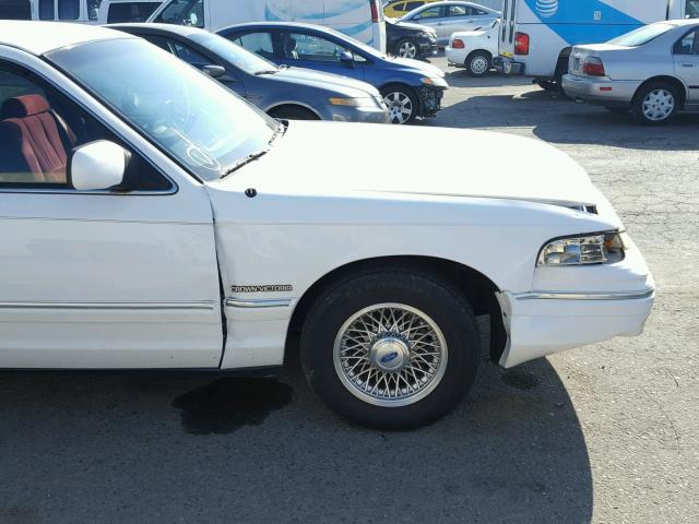 2FALP74W2RX163205 - 1994 FORD CROWN VICT WHITE photo 9