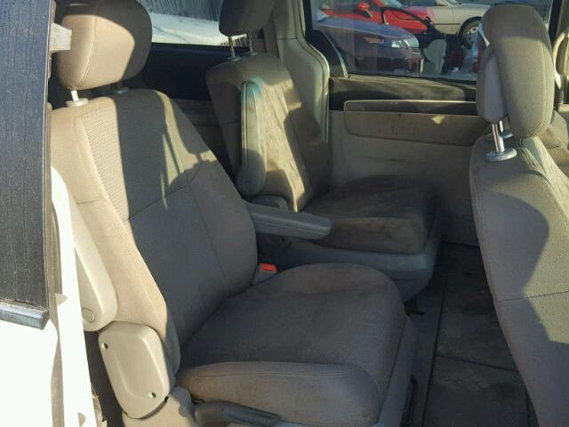 2V4RW4DG2BR717860 - 2011 VOLKSWAGEN ROUTAN S WHITE photo 6