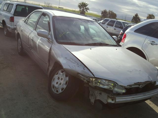 1HGCG5649WA117418 - 1998 HONDA ACCORD LX SILVER photo 1