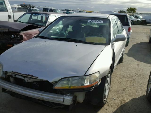 1HGCG5649WA117418 - 1998 HONDA ACCORD LX SILVER photo 2