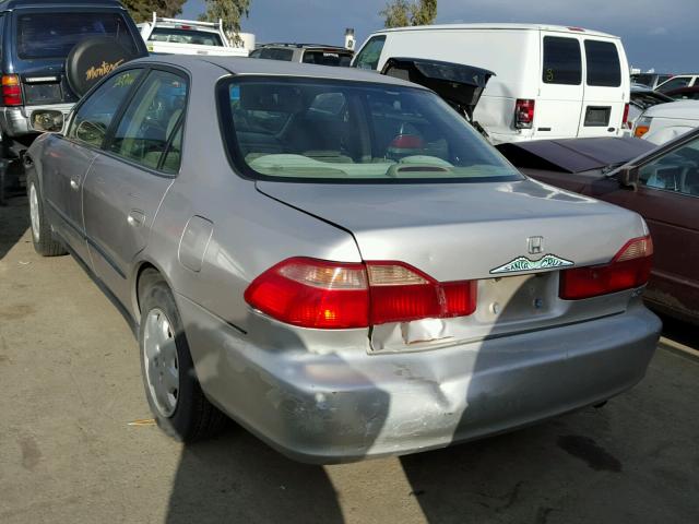 1HGCG5649WA117418 - 1998 HONDA ACCORD LX SILVER photo 3