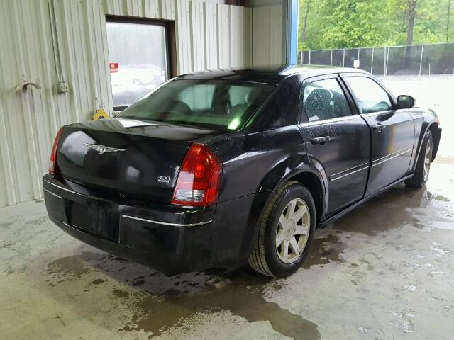 2C3JA53GX5H131211 - 2005 CHRYSLER 300 TOURIN BLACK photo 4
