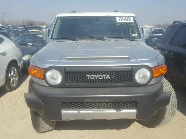 JTEBU11F770062510 - 2007 TOYOTA FJ CRUISER SILVER photo 9