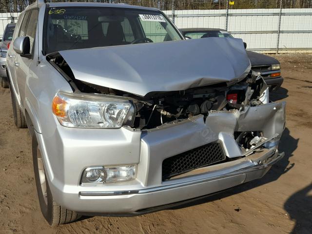 JTEZU5JR0D5052111 - 2013 TOYOTA 4RUNNER SR SILVER photo 9