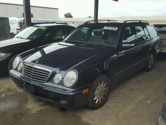 WDBJH82J32X073129 - 2002 MERCEDES-BENZ E 320 4MAT BLUE photo 2