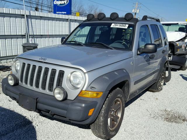 1J4GL38K05W718028 - 2005 JEEP LIBERTY RE SILVER photo 2