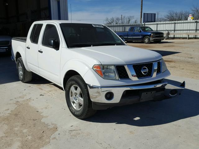 1N6AD07U07C452165 - 2007 NISSAN FRONTIER C WHITE photo 1