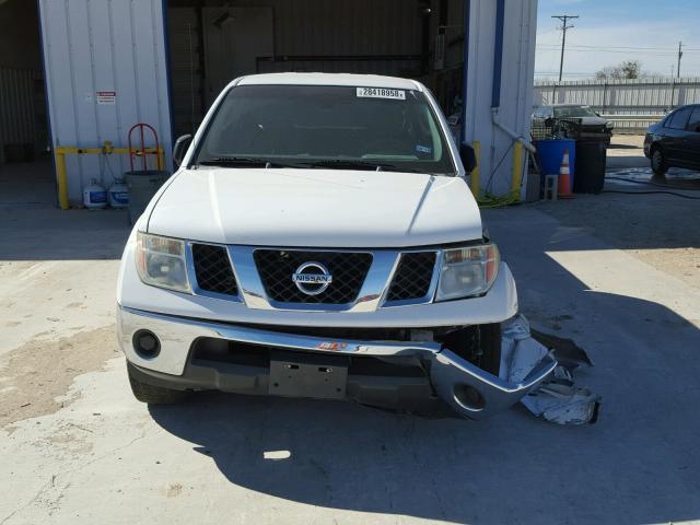 1N6AD07U07C452165 - 2007 NISSAN FRONTIER C WHITE photo 9