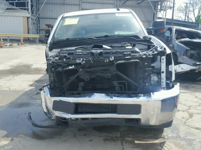 1GB2CUEG8HZ371383 - 2017 CHEVROLET SILVERADO WHITE photo 9