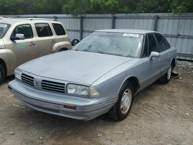 1G3HN52K1SH308640 - 1995 OLDSMOBILE 88 ROYALE SILVER photo 2