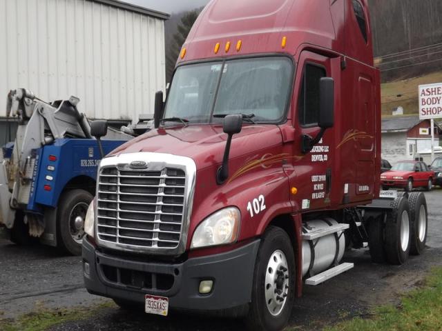 1FUJGLDR29LAG8152 - 2009 FREIGHTLINER CASCADIA 1 MAROON photo 2