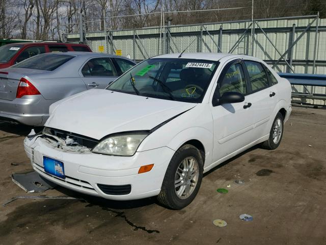 1FAFP34N85W142135 - 2005 FORD FOCUS ZX4 WHITE photo 2