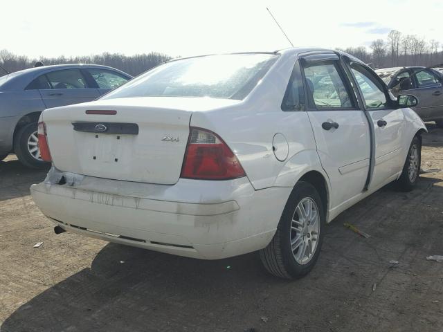 1FAFP34N85W142135 - 2005 FORD FOCUS ZX4 WHITE photo 4