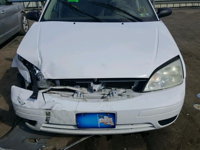 1FAFP34N85W142135 - 2005 FORD FOCUS ZX4 WHITE photo 7