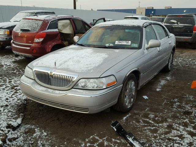 1LNHM83W94Y612190 - 2004 LINCOLN TOWN CAR U SILVER photo 2