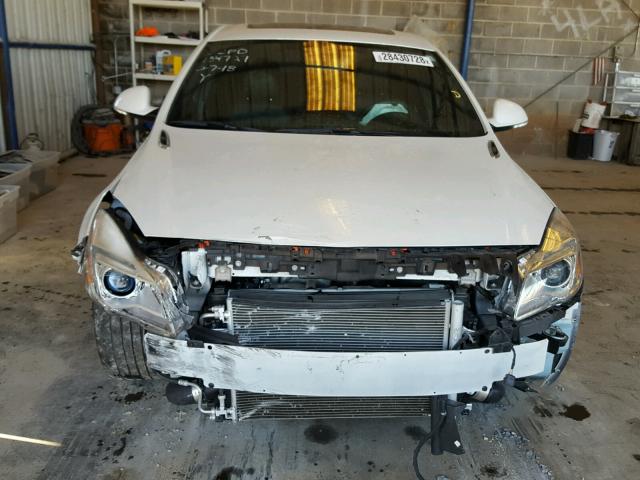 2G4GU5GX5G9134727 - 2016 BUICK REGAL GS WHITE photo 9