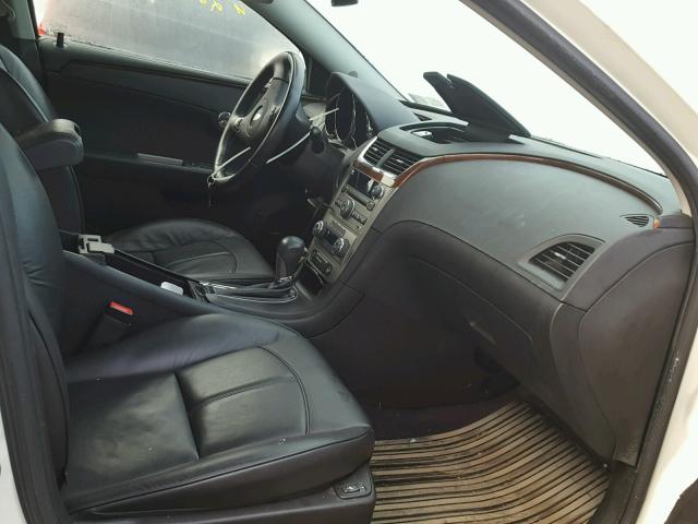 1G1ZE5E11BF130160 - 2011 CHEVROLET MALIBU LTZ Ақ фото 5