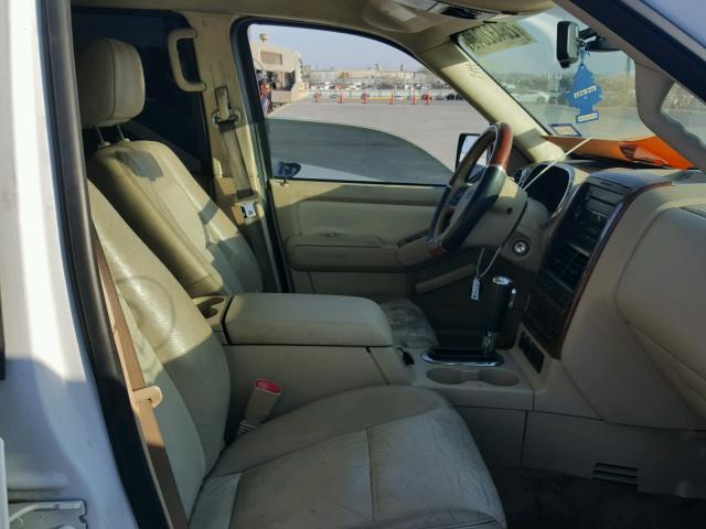 1FMEU64856UB29636 - 2006 FORD EXPLORER E WHITE photo 5
