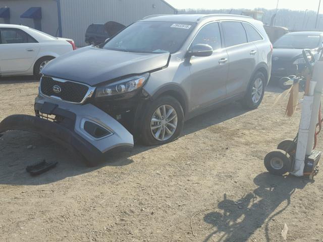 5XYPGDA57HG210760 - 2017 KIA SORENTO LX GRAY photo 2