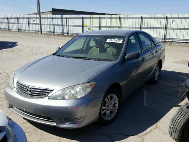 4T1BE30K45U510568 - 2005 TOYOTA CAMRY LE SILVER photo 2