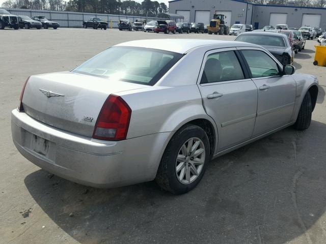 2C3JA53G25H597280 - 2005 CHRYSLER 300 TOURIN SILVER photo 4