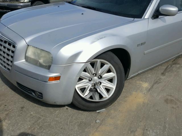 2C3JA53G25H597280 - 2005 CHRYSLER 300 TOURIN SILVER photo 9