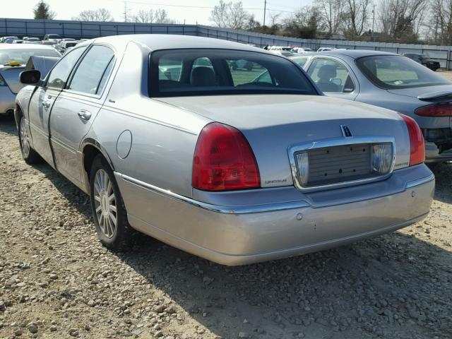 1LNHM83W54Y636938 - 2004 LINCOLN TOWN CAR U SILVER photo 3