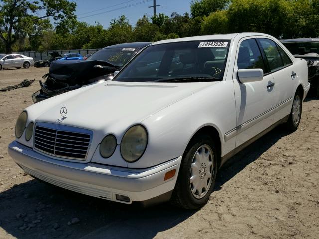 WDBJF55F1TJ018582 - 1996 MERCEDES-BENZ E 320 WHITE photo 2