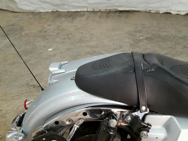 1HD1KB419AB660202 - 2010 HARLEY-DAVIDSON FLHX SILVER photo 6