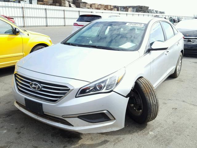 5NPE24AF9HH573164 - 2017 HYUNDAI SONATA SE SILVER photo 2