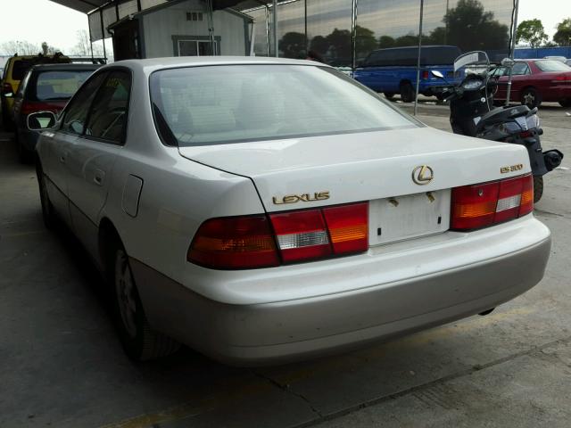 JT8BF28GXW5015989 - 1998 LEXUS ES 300 WHITE photo 3