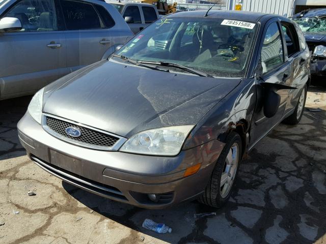1FAFP37N96W160494 - 2006 FORD FOCUS ZX5 GRAY photo 2