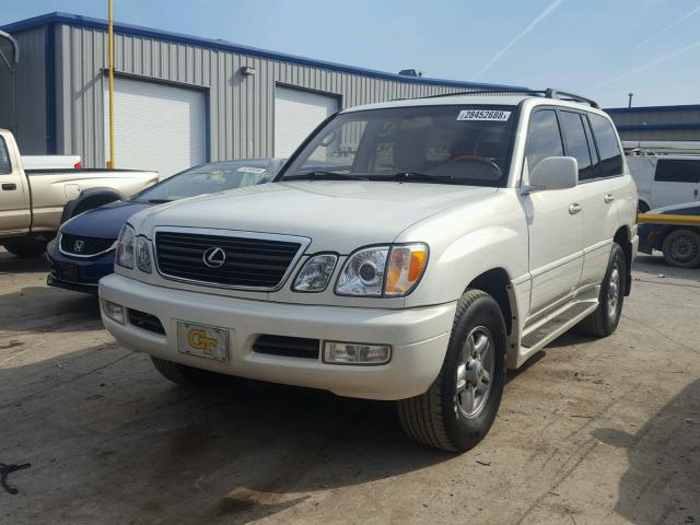 JTJHT00W623517235 - 2002 LEXUS LX 470 WHITE photo 2