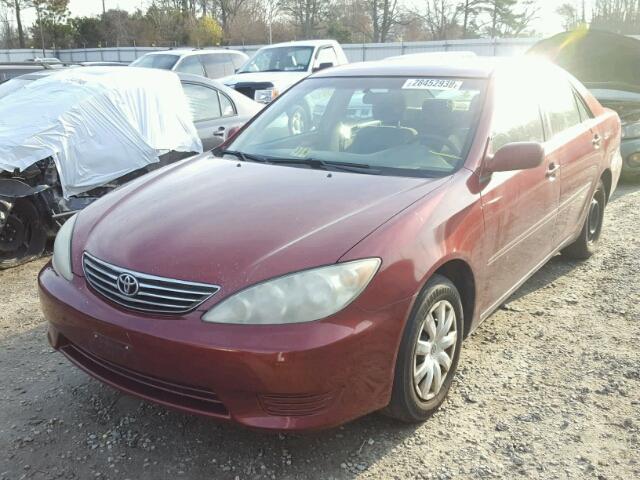 4T1BE32K05U402011 - 2005 TOYOTA CAMRY LE RED photo 2