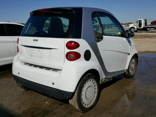 WMEEJ31XX9K266922 - 2009 SMART FORTWO PUR WHITE photo 4