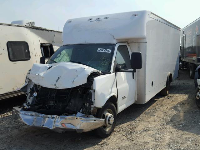 1GB6G5BL1C1140524 - 2012 CHEVROLET EXPRESS G4 WHITE photo 2