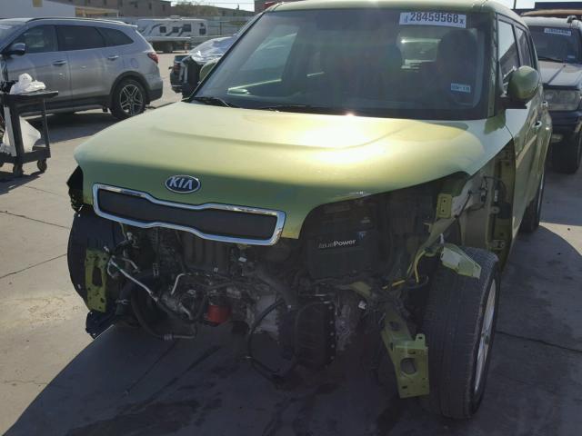 KNDJN2A28E7727080 - 2014 KIA SOUL GREEN photo 2