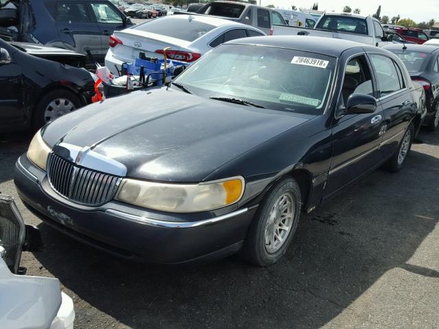 1LNFM82W1WY625866 - 1998 LINCOLN TOWN CAR S BLACK photo 2