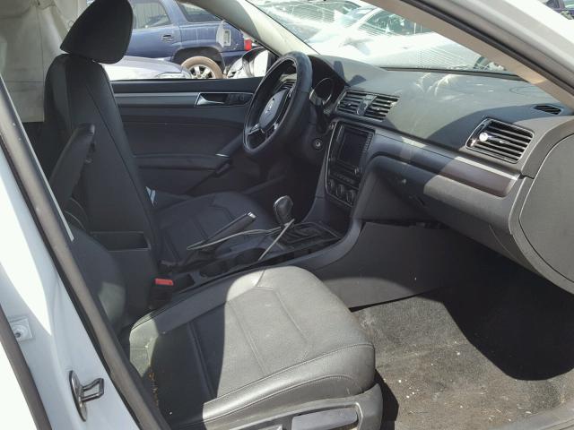 1VWDT7A32HC080726 - 2017 VOLKSWAGEN PASSAT R-L WHITE photo 5