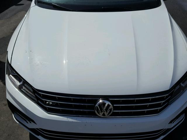 1VWDT7A32HC080726 - 2017 VOLKSWAGEN PASSAT R-L WHITE photo 7