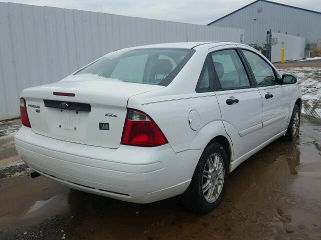 1FAFP34N75W191388 - 2005 FORD FOCUS ZX4 WHITE photo 4