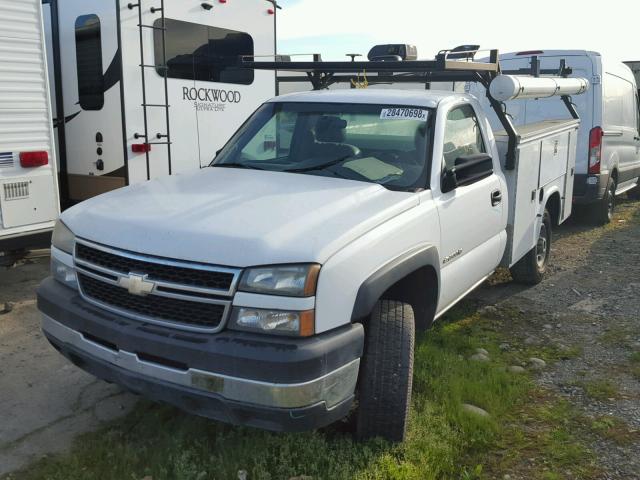 1GBHC24U86E229321 - 2006 CHEVROLET SILVERADO WHITE photo 2