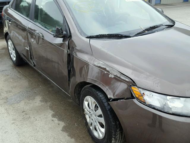 KNAFU4A25D5688041 - 2013 KIA FORTE EX BROWN photo 9