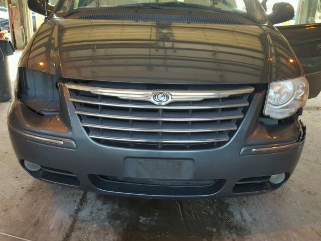 2C4GP54L05R128179 - 2005 CHRYSLER TOWN & COU BLUE photo 9